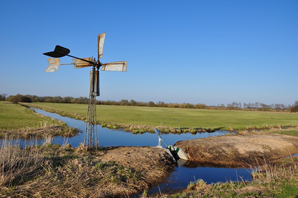 Wind pump and weir for surface water regulation on grassland. Photo: O. Lange/NLWKN