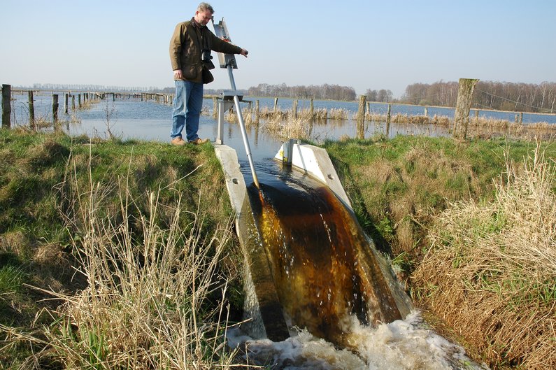 Managing a weir to change water levels on a field. Photo: O. Lange/NLWKN