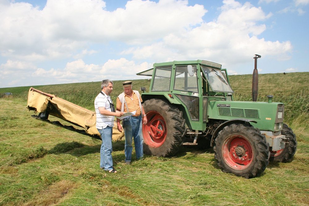 Project manager Jürgen Ludwig talks to a farmer about the mowing schedule at the project area Unterelbe. Photo: U. Andreas